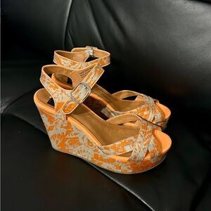 Ladies platform sandals in size 7. Fabric and vinyl combo. Orange and beige.